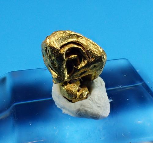 Gold<br />Oruro City, Cercado Province, Oruro Department, Bolivia<br />7 mm x 6 mm<br /> (Author: Don Lum)