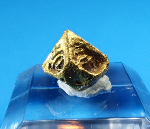 Gold<br />Oruro City, Cercado Province, Oruro Department, Bolivia<br />8 mm x 7 mm<br /> (Author: Don Lum)