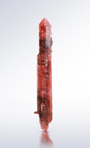 Väyrynenita [Väyrynenite]<br />Shengus (Shingus), Distrito Baltistán, Gilgit-Baltistan (Áreas del Norte), Paquistán<br />2 x 1.5 x 14 cm / cristal principal: 13.6 cm<br /> (Autor: Museo MIM)