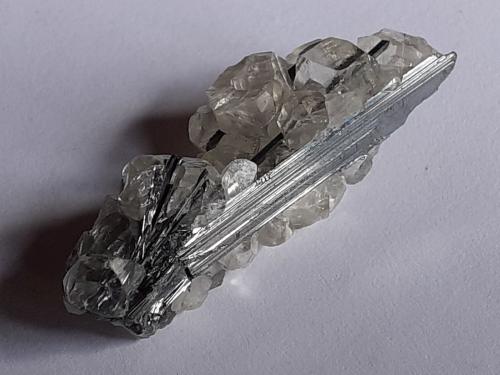 Stibnite, Calcite<br />Xikuangshan depósito de antimonio, Lengshuijiang, Prefectura  Loudi, Provincia Hunan, China<br />4 x 1,5 cm<br /> (Author: Volkmar Stingl)