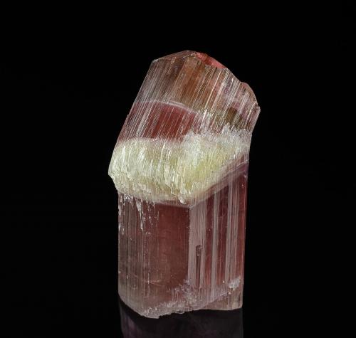 Elbaite<br />Himalaya Mine, Gem Hill, Mesa Grande District, San Diego County, California, USA<br />4.4 x 2.5 cm<br /> (Author: am mizunaka)