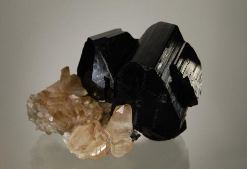 Schorl<br />Erongo Mountain, Usakos, Erongo Region, Namibia<br />6.2 x 3.7 x 3.3 cm<br /> (Author: Michael Shaw)