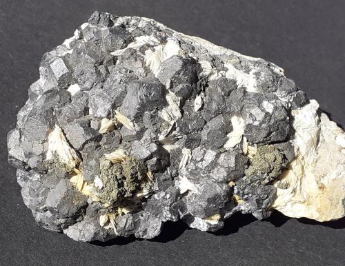 Galena, Barite, Pyrite<br />Bleiberg mining area, Gailtaler Alpen & Karnische Alpen, Carinthia/Kärnten, Austria<br />7,5 x 5 cm<br /> (Author: Volkmar Stingl)