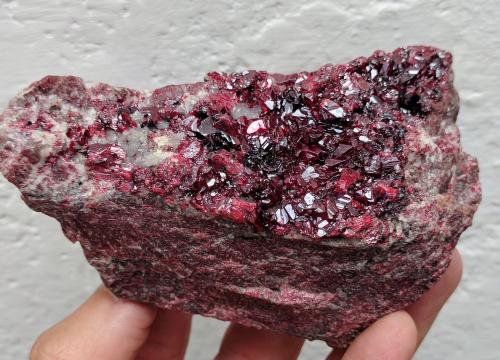 Cinabrio, Calcita<br />Almaden Mine, Almadén, Comarca Valle de Alcudia, Ciudad Real, Castilla-La Mancha, Spain<br />10,0 x 6,3 x 5,0 cm<br /> (Autor: carles)