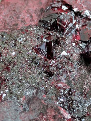 Cinabrio<br />Almaden Mine, Almadén, Comarca Valle de Alcudia, Ciudad Real, Castilla-La Mancha, Spain<br />C.d.v. 2,5 x 1,5 cm<br /> (Autor: carles)