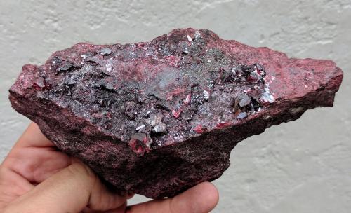 Cinabrio<br />Almaden Mine, Almadén, Comarca Valle de Alcudia, Ciudad Real, Castilla-La Mancha, Spain<br />14,6 x 7,5 x 6,5 cm<br /> (Autor: carles)