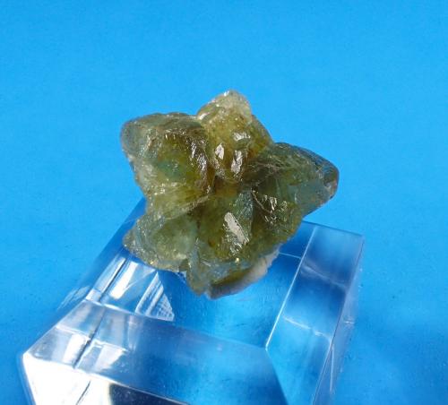 Chrysoberyl (twinned)<br />Colatina, Espirito Santo, Sudeste Region, Brazil<br />15 mm x 14 mm x 14 mm<br /> (Author: Don Lum)