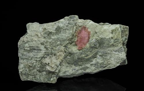 Rhodochrosite, Lithiophosphate<br />Foote Lithium Co. Mine (Foote Mine), Kings Mountain District, Cleveland County, North Carolina, USA<br />14.5 x 8.3 cm<br /> (Author: am mizunaka)