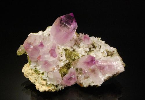 Quartz (variety amethyst)<br />Cerro de la Concordia, Piedra Parada (Las Vigas), Municipio Tatatila, Veracruz (Veracruz de Ignacio de la Llave), México<br />8.2 x 5.5 x 3.4 cm<br /> (Author: Michael Shaw)
