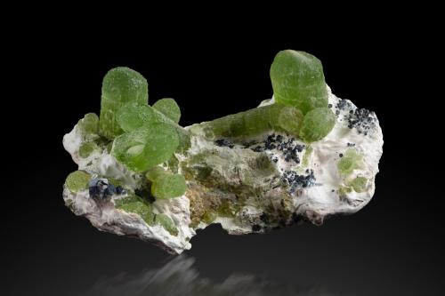 Forsterite (variety peridot)<br />Sapat Gali (Suppat), Naran, Valle Kaghan, Distrito Mansehra, Jaiber Pastunjuá, Paquistán<br />9 x 6 x 4.5 cm / main crystal: 2.8 cm<br /> (Author: MIM Museum)