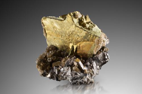 Chalcopyrite<br />Minas da Panasqueira, Aldeia de São Francisco de Assis, Covilhã, Castelo Branco, Cova da Beira, Centro, Portugal<br />7 x 10 x 6 cm / main crystal: 6.3 cm.<br /> (Author: MIM Museum)