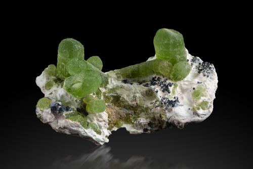 Forsterita (variedad peridoto)<br />Sapat Gali (Suppat), Naran, Kaghan Valley, Mansehra District, Khyber Pakhtunkhwa, Pakistan<br />9 x 6 x 4.5 cm / cristal principal: 2.8 cm<br /> (Autor: Museo MIM)