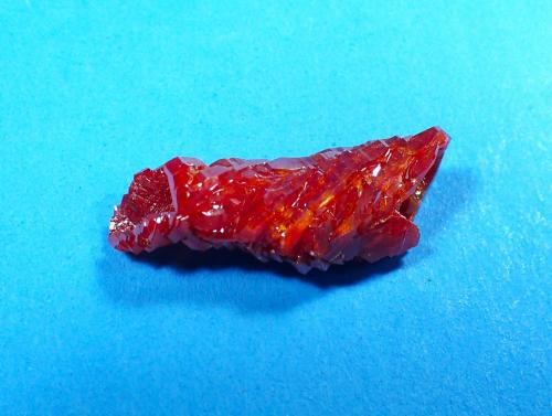 Vanadinite (variety tube vanadinite)<br />Mibladen (distrito minero Mibladen), Midelt, Provincia Midelt, Región Drâa-Tafilalet, Marruecos<br />39 mm x 11 mm x 9 mm<br /> (Author: Don Lum)