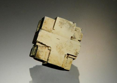 Pyrite<br />Mina Alice, Distrito Alice, Condado Clear Creek, Colorado, USA<br />2.0 x 2.1 cm<br /> (Author: Michael Shaw)