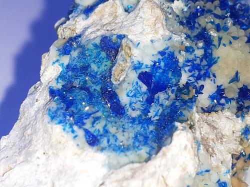 Veszelyite, Hemimorphite<br />Laochang ore field, Gejiu, Honghe Prefecture, Yunnan, China<br />5,5 x 3,5 cm<br /> (Author: Volkmar Stingl)