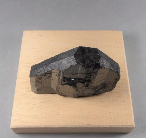 Columbita-(Fe)<br />Parelhas, Caicó, Rio Grande do Norte, Brasil<br />5,9 x 4,5 x 1,4 cm.  130,2 g.<br /> (Autor: J. G. Alcolea)