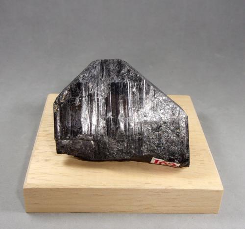 Columbita-(Fe)<br />Parelhas, Caicó, Rio Grande do Norte, Brasil<br />5,9 x 4,5 x 1,4 cm.  130,2 g.<br /> (Autor: J. G. Alcolea)