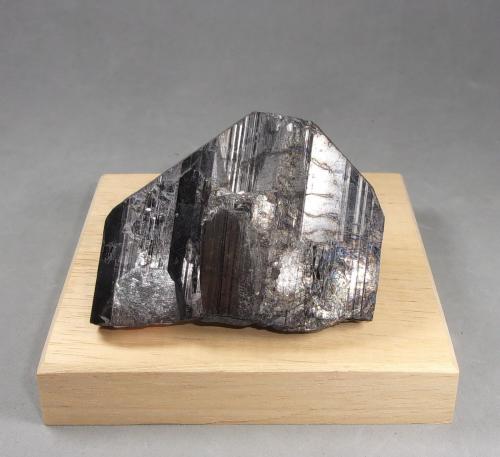 Columbita-(Fe)<br />Parelhas, Caicó, Rio Grande do Norte, Brasil<br />5,9  x 4,5 x 1,4 cm.  130,2 g.<br /> (Autor: J. G. Alcolea)