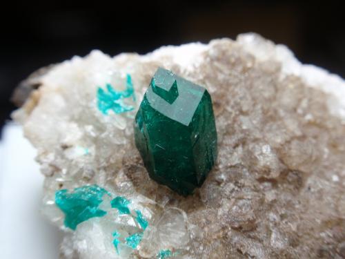 Dioptasa<br />Mina Tsumeb, Tsumeb, Región Otjikoto, Namibia<br />30x30 mm<br /> (Autor: Ignacio)