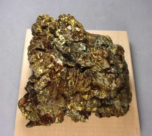 Calcopirita<br />Valle Radau, Bad Harzburg, Distrito Goslar, Harz, Baja Sajonia/Niedersachsen, Alemania<br />8,5 x 8,1 x 4,5 cm.  451,5 g.<br /> (Autor: J. G. Alcolea)
