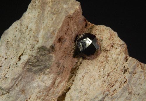 Spessartine<br />Monte Ruby, Nathrop, Condado Chaffee, Colorado, USA<br />4.9 x 3.5 x 2.9 cm<br /> (Author: Michael Shaw)