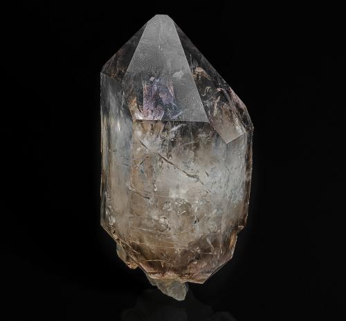 Quartz (variety smoky quartz), Quartz (variety amethyst)<br />Crystal Park, Pioneer Mountains, Elkhorn Hot Springs, Beaverhead County, Montana, USA<br />7.6 x 3.9 cm<br /> (Author: am mizunaka)