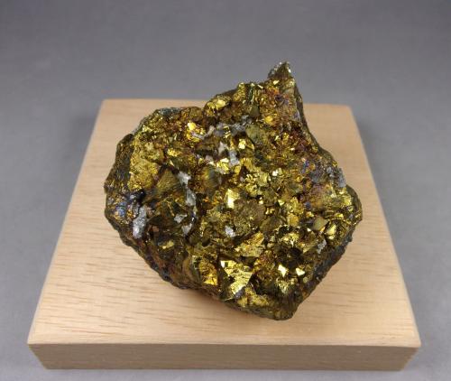 Calcopirita<br />Laguépie, Quercy-Rouergue, Montauban, Tarn-et-Garonne, Auvergne-Rhône-Alpes, France<br />5,5 x 5 x 3,2 cm.<br /> (Autor: J. G. Alcolea)