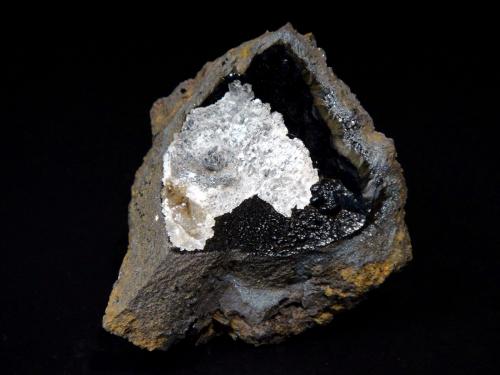 Calcita, Goethita<br />Grupo Minero Monte de Hierro, Cerro del Hierro, San Nicolás del Puerto-Constantina, Comarca Sierra Norte de Sevilla, Sevilla, Andalucía, España<br />6 x 5 cm.<br /> (Autor: Antonio P. López)