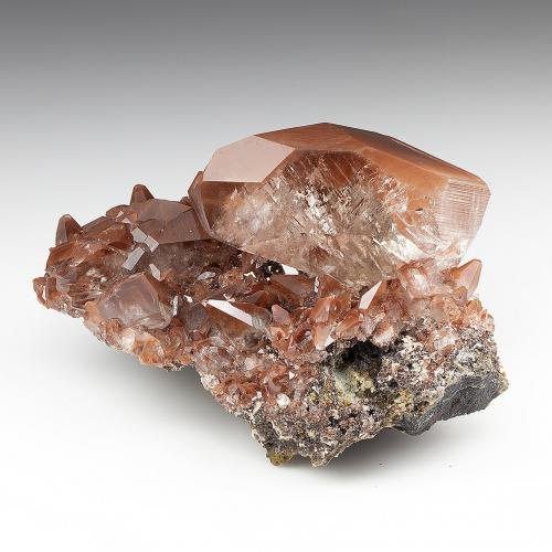 Calcita<br />Tonglüshan Mine, Edong, Daye, Huangshi Prefecture, Hubei Province, China<br />81 mm x 51 mm x 49 mm. Cristal principal: 49 mm de largo. Masa: 144 g.<br /> (Autor: Carles Millan)