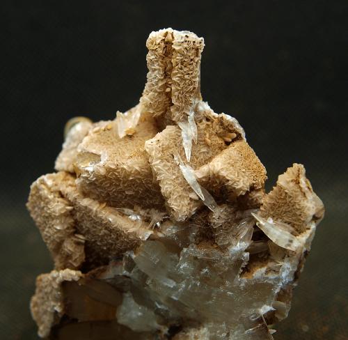 Dolomita y Aragonito<br />Minas de hierro de Ojos Negros, Ojos Negros, Comarca Jiloca, Teruel, Aragón, España<br />6 x 6.5 cm<br /> (Autor: Pedro Antonio)