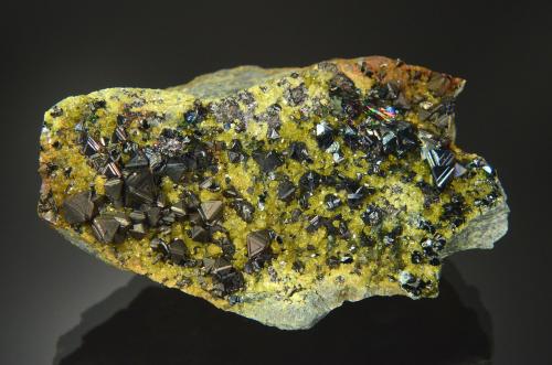 Magnetite<br />Marki Khel, Cordillera Spin Ghar, Distrito Khogyani, Provincia Nangarhar, Afganistán<br />8.5 x 5.5 x 3.0 cm<br /> (Author: Michael Shaw)