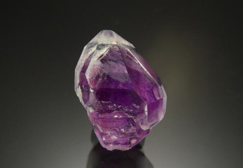 Quartz (variety amethyst)<br />Cantera Aggregate Industries, Wrentham, Condado Norfolk, Massachusetts, USA<br />2.4 x 1.8 cm<br /> (Author: Michael Shaw)
