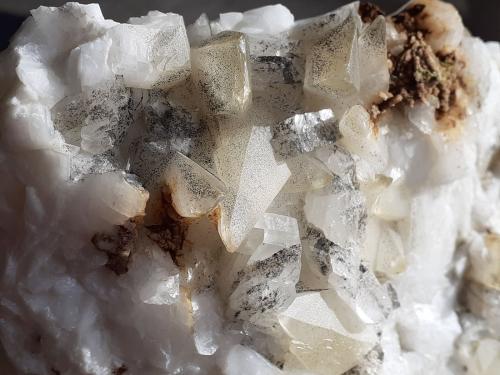 Albite, Calcite, Siderite<br />Valle Kluppen, Schmirn, Distrito Innsbruck-Land, Tirol Norte, Tirol, Austria<br />12 x 9 cm<br /> (Author: Volkmar Stingl)