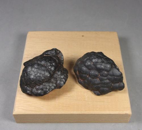 óxidos de manganeso<br />Zona Imini, Provincia Ouarzazate, Región Drâa-Tafilalet, Marruecos<br />(A)  4,3 x 2,8 x 2,4 cm.  54 g.  (B)  4,2 x 3,5 x 2 cm.  56,14 g.<br /> (Autor: J. G. Alcolea)