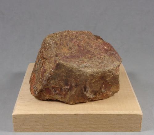 Aeschynita-(Y)<br />Lavra do Imbe claim, Picuí fazenda, Nova Floresta, Barra de Santa Rosa, Paraíba, Brazil<br />5,9 x 4,5 x 3,8 cm. 280,5 g.<br /> (Autor: J. G. Alcolea)