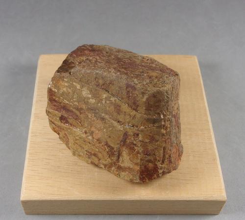 Aeschynita-(Y)<br />Lavra do Imbe claim, Picuí fazenda, Nova Floresta, Barra de Santa Rosa, Paraíba, Brazil<br />5,9 x 4,5 x 3,8 cm. 280,5 g.<br /> (Autor: J. G. Alcolea)