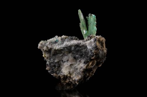 Lanarkite<br />Leadhills, Biggar, South Lanarkshire, Escocia / Reino Unido<br />3.5 x 3 x 5 cm / main crystal: 1.9 cm<br /> (Author: MIM Museum)