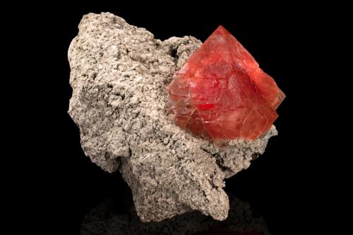 Fluorite<br />Planggenstock, Uri, Switzerland<br />32 x 42 x 26 cm / main crystal: 18.4 cm.<br /> (Author: MIM Museum)