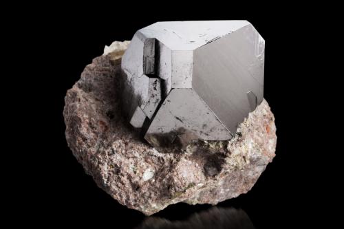Carrollite<br />Kamoya, Distrito Kambove, Cinturón de cobre de Katanga, Katanga (Shaba), República Democrática del Congo (Zaire)<br />10 x 10 x 8.5 cm / main crystal: 7.3 cm<br /> (Author: MIM Museum)