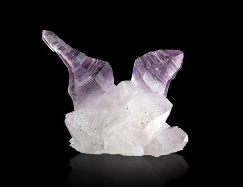 Quartz (variety amethyst)<br />Andilamena, Andilamena District, Toamasina Province (Tamatave), Alaotra-Mangoro Region, Madagascar<br />4 x 3.5 x 3.5 cm / main crystal: 3.8 cm<br /> (Author: MIM Museum)