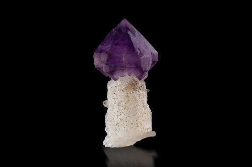 Quartz (variety amethyst)<br />Andilamena, Andilamena District, Toamasina Province (Tamatave), Alaotra-Mangoro Region, Madagascar<br />2 x 2 x 5 cm / main crystal: 4.8 cm<br /> (Author: MIM Museum)