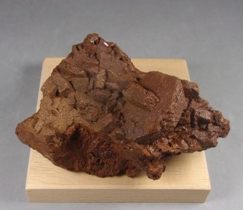 limonita pseudomorfica<br />Minas de hierro de Ojos Negros, Ojos Negros, Comarca Jiloca, Teruel, Aragón, España<br />9,5 x 5,7 x 4,4 cm. 132,6 g.<br /> (Autor: J. G. Alcolea)