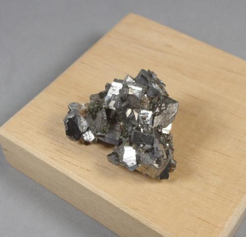 Arsenopirita<br />Concesión La Parrilla, Santa Amalia, Don Benito-Almoharín, Comarca Vegas Altas, Cáceres, Extremadura, España<br />3 x 2,4 x 1,4 cm. 18,56 g.<br /> (Autor: J. G. Alcolea)