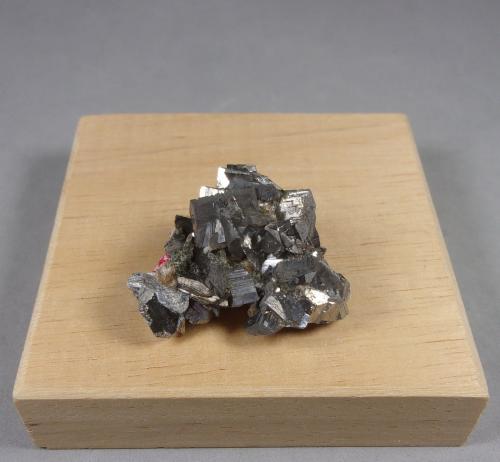 Arsenopirita<br />Concesión La Parrilla, Santa Amalia, Don Benito-Almoharín, Comarca Vegas Altas, Cáceres, Extremadura, España<br />3 x 2,4 x 1,4 cm. 18,56 g.<br /> (Autor: J. G. Alcolea)
