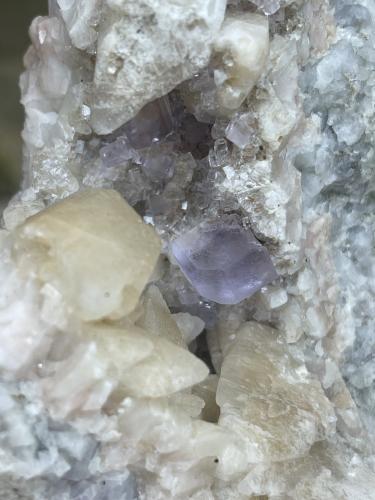 Fluorita y Calcita<br />Cantera Llamas, filón Obdulia, zona Minera Caravia, Las Cabañas, Duyos, Caravia, Comarca Oriente, Principado de Asturias (Asturias), España<br /><br /> (Autor: castrominerals)