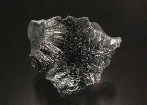 Pyrolusite<br />Hospet (Hosapete), Distrito Vijayanagara, Karnataka, India<br />6.1 x 5.8 x 2.8 cm<br /> (Author: Michael Shaw)