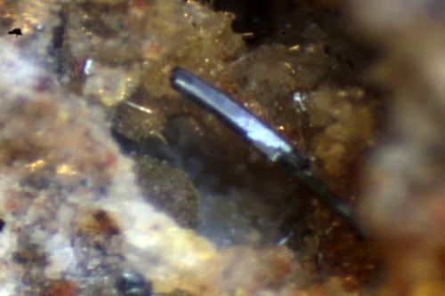 Pseudobrookita<br />Puy de Ténuzet Quarry, Saint-Ours-les-Roches, Riom, Puy-de-Dôme Department, Auvergne-Rhône-Alpes, France<br />< 1 mm<br /> (Autor: José Luis Zamora)