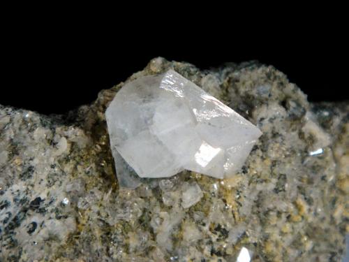 Ortoclasa (variedad adularia)<br />Cavradi, Valle Curnera, Tujetsch (Tavetsch), Valle Vorderrhein, Grisones (Grischun; Graubünden), Suiza<br />Cristal de 2 cm.<br /> (Autor: Antonio P. López)