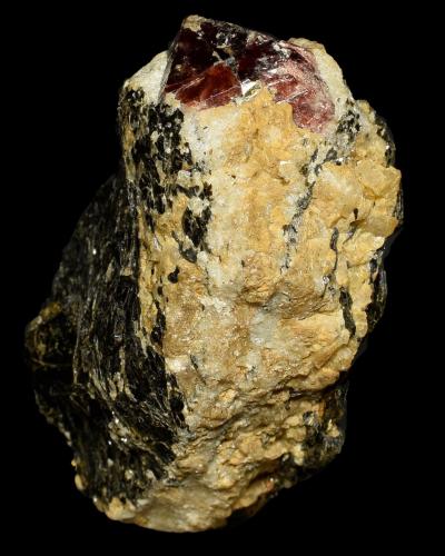 Zircon, Apatito, Calcita, Biotita,<br />Valle Astor, Distrito Astor, Gilgit-Baltistan (Áreas del Norte), Paquistán<br />42 x 30 mm<br /> (Autor: UVmineral)