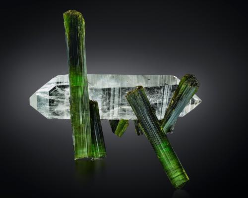 Elbaite<br />Cruzeiro Mine, Santa Maria do Suaçui, Governador Valadares, Vale do Rio Doce, Minas Gerais, Brazil<br />14 x 7 x 14 cm / main crystal: 10.9 cm<br /> (Author: MIM Museum)